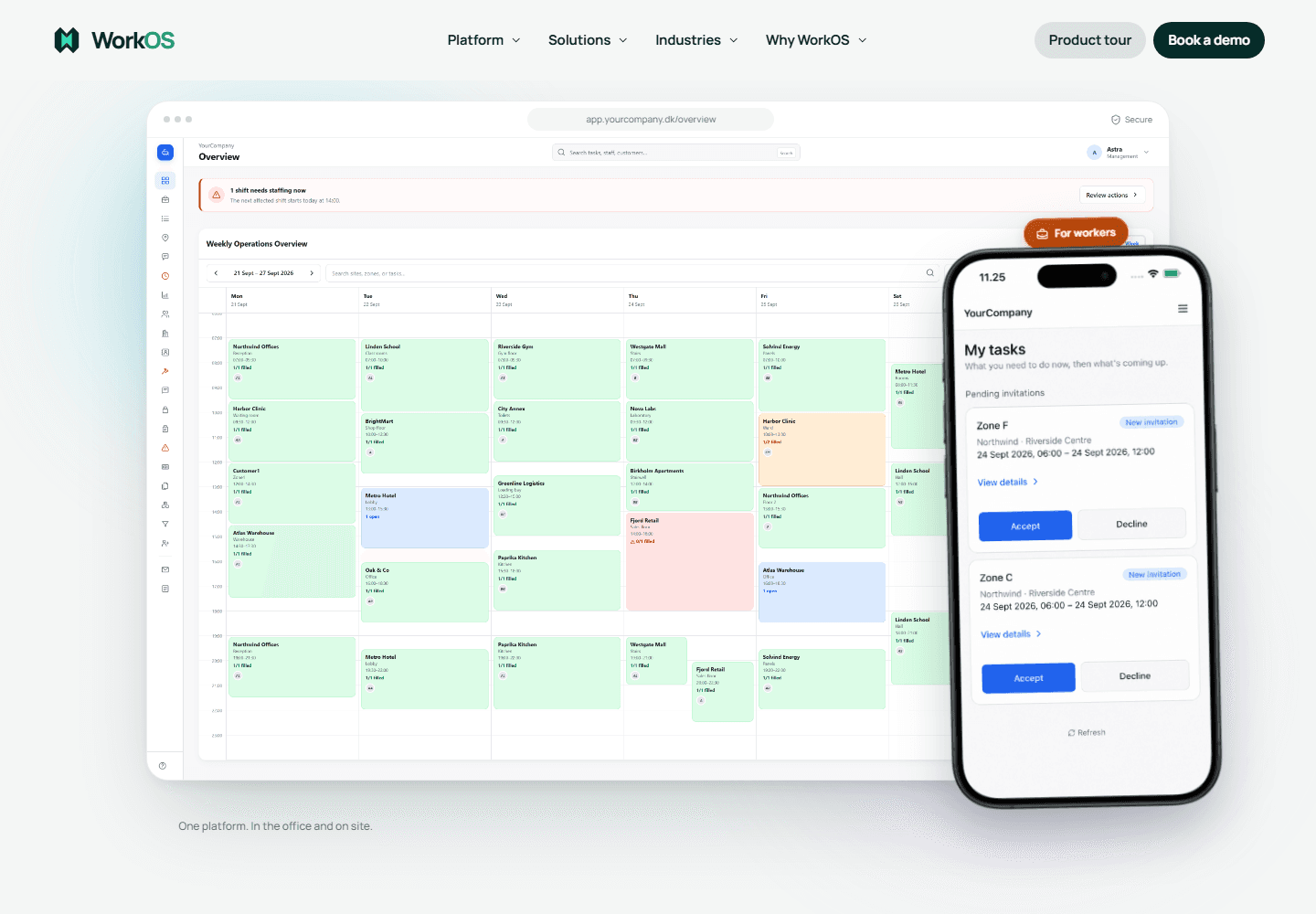 WorkOS-websitets produktpræsentation med en ugeplan på desktop og medarbejderens vagtinvitationer på telefon.